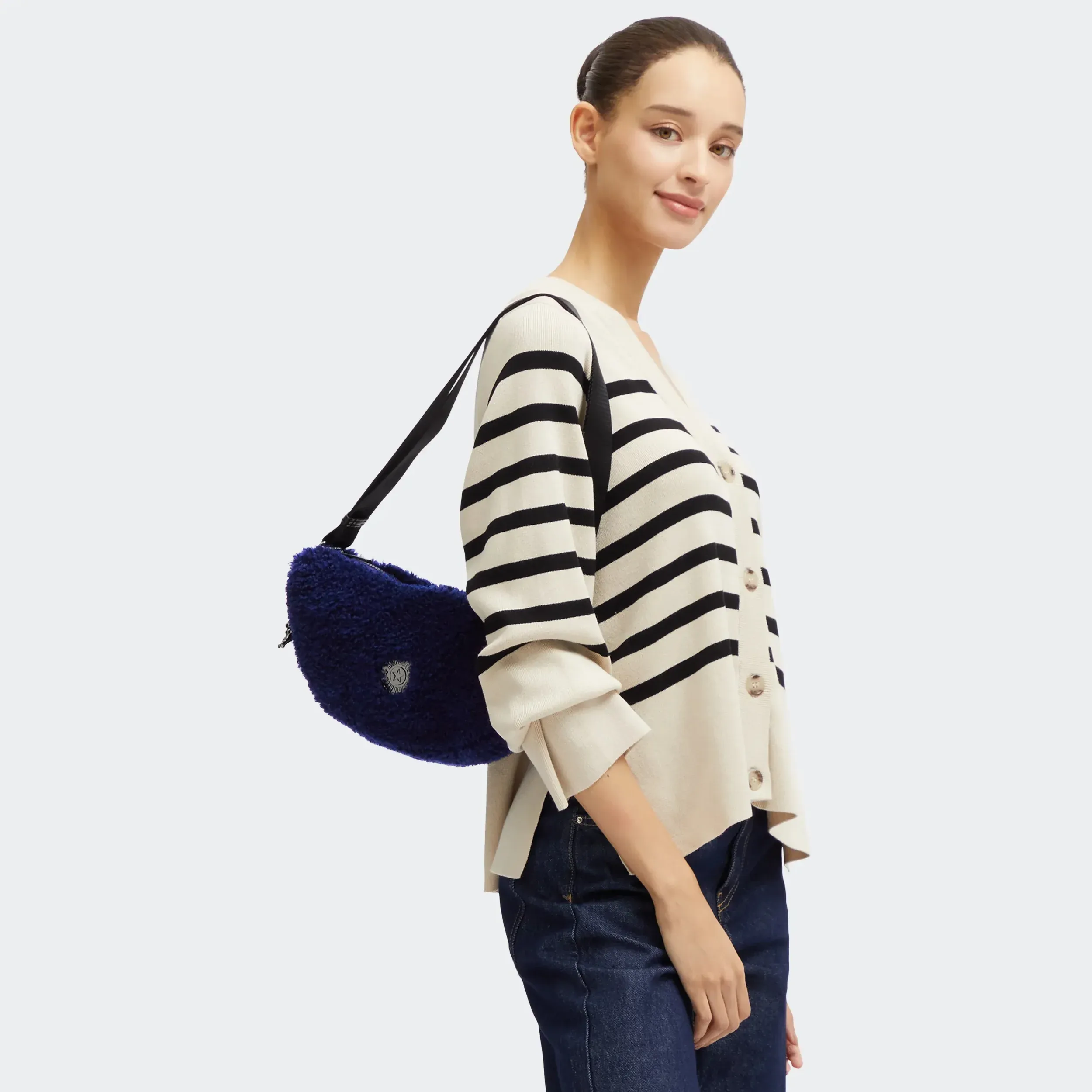 Bolsa Crossbody Pequena Julissa com Forma de Crescente e Pelúcia